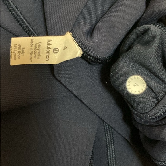 Lululemon sz 4 - Picture 3 of 3
